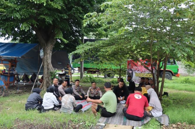 
					Jaduman Bareng Warga, Polres Kendal Dengarkan Keluhan Warga