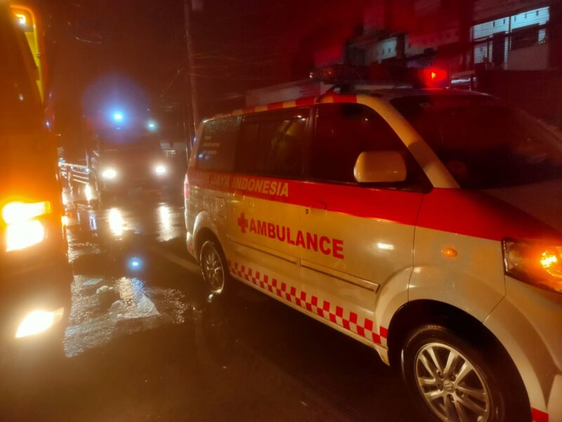 Petugas mengevakuasi korban laka di Jalan Ketapang Kendal.(Dok)