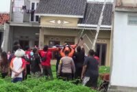 Petugas gabungan dari bersiap mengevakuasi korban sengatan listrik dari lantai II rumah yang tengah dibangun, di Perumahan Permata Kendal 2, Kamis 16 Januari 2025.(Dok)