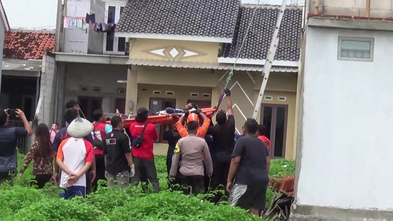 Petugas gabungan dari bersiap mengevakuasi korban sengatan listrik dari lantai II rumah yang tengah dibangun, di Perumahan Permata Kendal 2, Kamis 16 Januari 2025.(Dok)