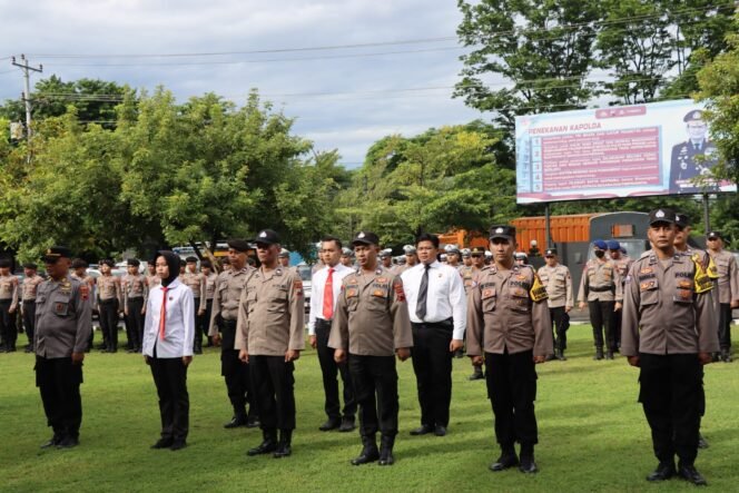 
					Sejumlah anggota Polres Kendal yang berprestasi menerima penghargaan.(Dok)