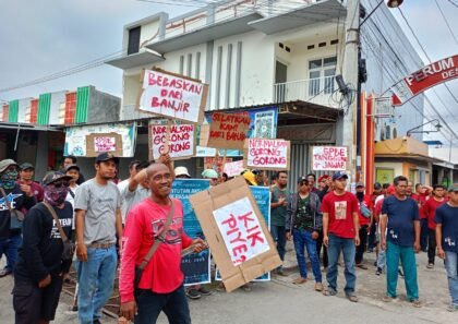 Aksi unjuk rasa warga Kaliwungu korban banjir.(Ist)