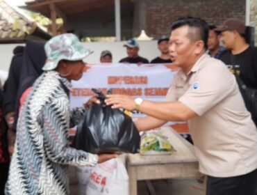 Warga terdampak bencana menerima bantuan.(Dok)