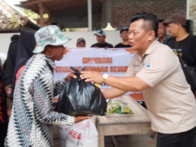 Warga terdampak bencana menerima bantuan.(Dok)
