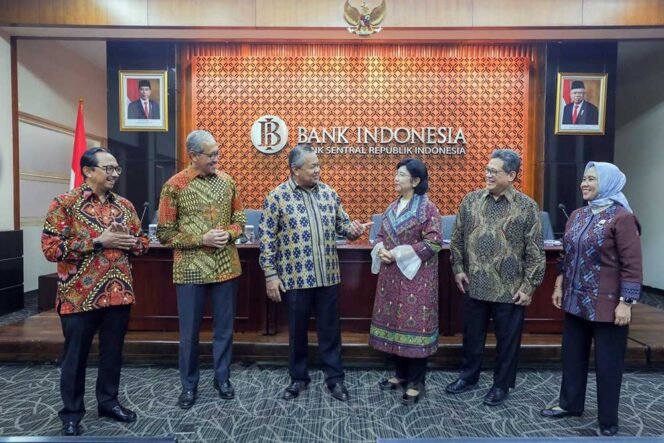 
					Gubernur Bank Indonesia Perry Warjiyo (ketiga kiri) berbincang dengan Deputi Gubernur Juda Agung (dari kiri), Deputi Gubernur Dody Budi Waluyo, Deputi Gubernur Senior Destry Damayanti, Deputi Gubernur Doni Primanto Joewono, dan Deputi Gubernur Aida S. Budiman di sela-sela konferensi pers Rapat Dewan Gubernur (RDG) di Jakarta, Kamis (19/1/2023