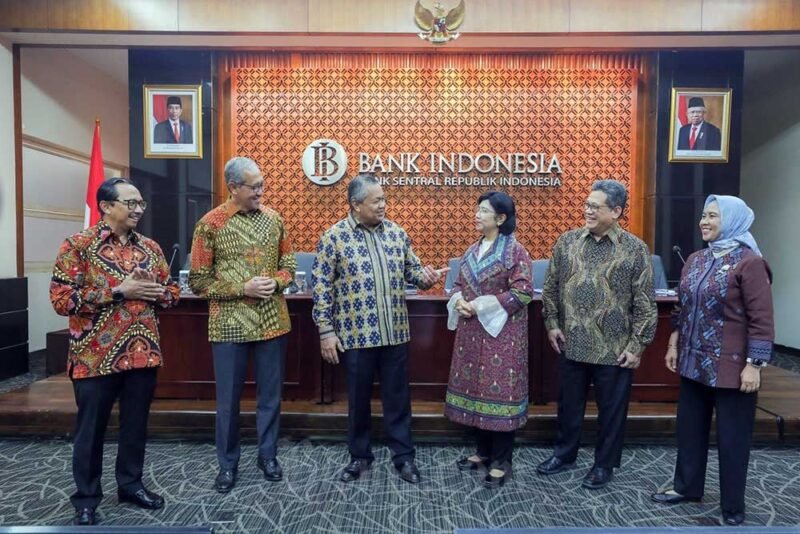 Gubernur Bank Indonesia Perry Warjiyo (ketiga kiri) berbincang dengan Deputi Gubernur Juda Agung (dari kiri), Deputi Gubernur Dody Budi Waluyo, Deputi Gubernur Senior Destry Damayanti, Deputi Gubernur Doni Primanto Joewono, dan Deputi Gubernur Aida S. Budiman di sela-sela konferensi pers Rapat Dewan Gubernur (RDG) di Jakarta, Kamis (19/1/2023