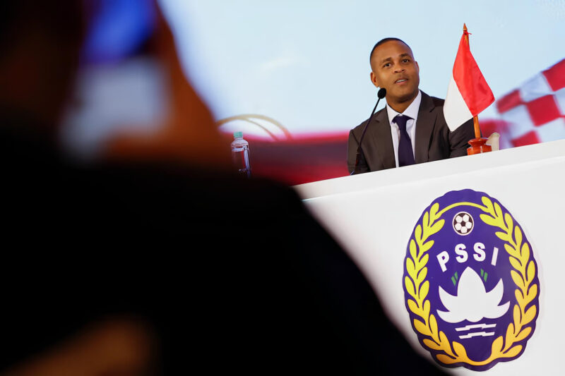 Patrick Kluivert saat diperkenalkan sebagai pelatih baru Timnas Indonesia. Foto: REUTERS/Willy Kurniawan.