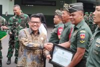 Ketua DPRD Kendal menyerahkan piagam penghargaan kepada Serda Deddy Bayu Kurniawan yang berhasil meringkus pengedar pil koplo di Sukorejo.(Dok)