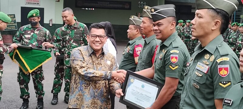 Ketua DPRD Kendal menyerahkan piagam penghargaan kepada Serda Deddy Bayu Kurniawan yang berhasil meringkus pengedar pil koplo di Sukorejo.(Dok)