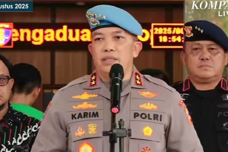 Kepala Divisi Profesi dan Pengamanan (Kadiv Propam) Polri Irjen Abdul Karim dalam konferensi pers di Mabes Polri, Jakarta, Jumat (29/8/2025).