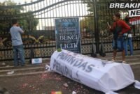 Keranda di depan gerbang kantor bupati pati. Rabu (13/8/2025). sumber foto : Dian Utomo Aji/detikjateng