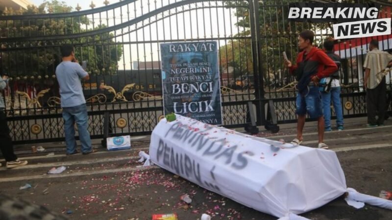 Keranda di depan gerbang kantor bupati pati. Rabu (13/8/2025). sumber foto : Dian Utomo Aji/detikjateng