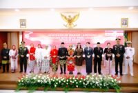 Bupati Kendal Dyah Kartika Permanasari tampil mengenakan pakaian adat khas Kalimantan Barat saat upacara HUT ke-80 RI di Alun-alun Kendal.