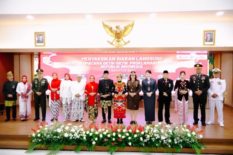 Bupati Kendal Dyah Kartika Permanasari tampil mengenakan pakaian adat khas Kalimantan Barat saat upacara HUT ke-80 RI di Alun-alun Kendal.