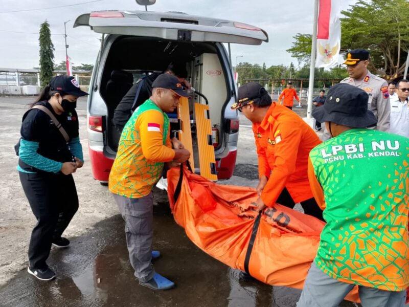 Foto Evakuasi Korban Kapal KMN Jolo Sutro, Rabu (20/08) | Sumber : LPBI NU Kendal