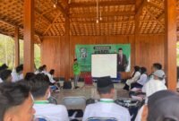 Ketua Lembaga Kaderisasi Kabupaten (LKK) DPC PKB Kendal, Fatkhur Rahman saat memberikan pengarahan di acara Sekolah Kader Loyalis.(Istimewa)