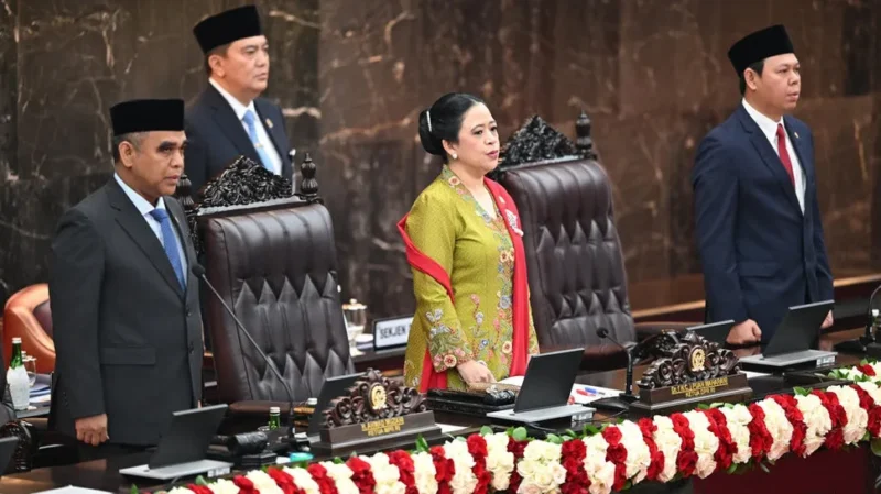 Ketua MPR Ahmad Muzani (kiri) bersama Ketua DPR Puan Maharani (kedua kanan) dan Ketua DPD Sultan Bachtiar Najamudin (kanan) menyanyikan lagu kebangsaan Indonesia Raya dalam Sidang Tahunan MPR RI dan Sidang Bersama DPR-DPD RI Tahun 2025 di Gedung Nusantara, Kompleks Parlemen, Jakarta, Jumat (15/8/2025). ANTARAFOTO/Rivan Awal Lingga/app/rwa.