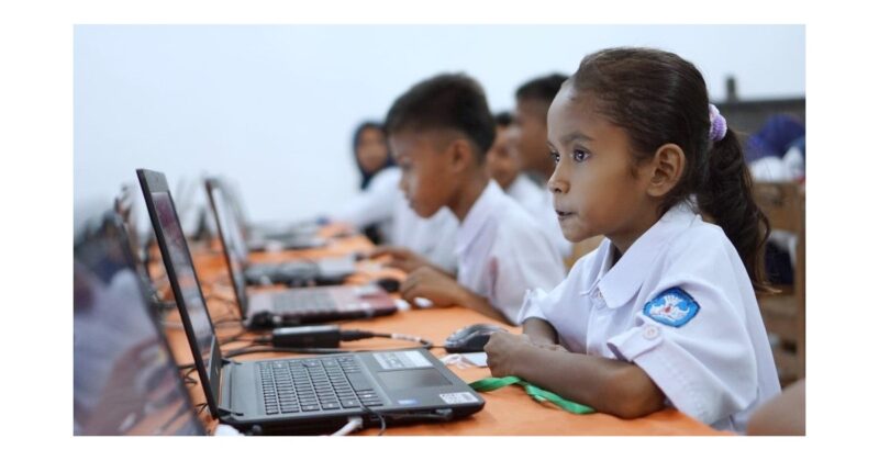 Siswa Indonesia memanfaatkan teknologi belajar digital di sekolah—simbol penting bagi transformasi sistem pendidikan nasional menuju Indonesia Emas 2045.//WawasanNews/adb