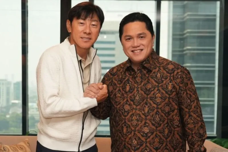 Arsip foto - Ketua Umum PSSI Erick Thohir (kanan) bersama pelatih Timnas Indonesia Shin Tae-yong berpose bersama dalam pertemuan di Jakarta, Rabu (14/8/2024). (Akun instagram @erickthohir)