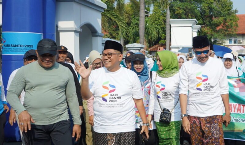 Ketua DPRD Kendal, Mahfud Sodiq pada acara pelepasan peserta Jalan Sehat Hari Santri Nasional 2025, yang diselenggarakan oleh Pemerintah Kabupaten Kendal, Sabtu (19/10). | 
Foto: Tim Redaksi Wawasannews