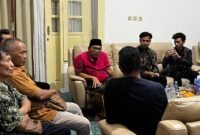 Ketua DPRD Kendal, Mahfud Sodiq, menerima langsung rombongan petani yang menyampaikan aduan terkait lahan garapan terdampak proyek strategis nasional (PSN) Bendung Bodri Kendal–Temanggung. Ia menyatakan, pihaknya akan menindaklanjuti persoalan tersebut secara komprehensif.
Kendal, Sabtu (19/10/2025) | Foto: Tim Redaksi Wawasannews