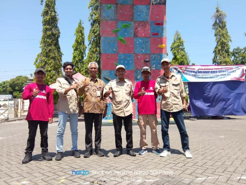 Kepala DLH Kendal Aris Irwanto foto bersama pengurus cabor panjat tebing.(Wawasannews)