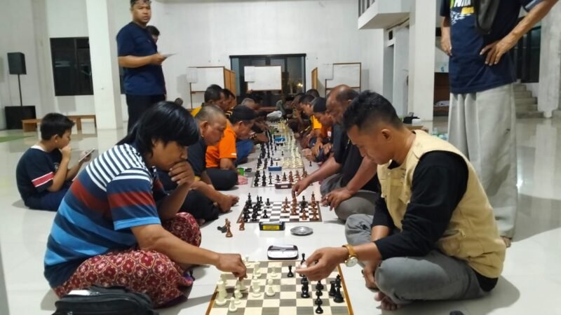 Puluhan pecatur saat mengikuti Turnamen Catur 6th Anniversary Pujasera Jabal Asri di Aula Gedung Yayasan Al Ikhlas Al Asyariyyah, Bumi Jabal, Desa Protomulyo.(Wawasannews)