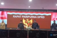 Dari kiri ke kanan: Bupati Kendal Dyah Kartika Permanasari, Ketua DPRD Kendal Mahfud Sodiq, Wakil Ketua DPRD Kendal Suyuti, dan Wakil Ketua DPRD Kendal Teguh Santoso saat memimpin Rapat Paripurna DPRD Kendal, Senin (20/10/2025) | Wawasannews