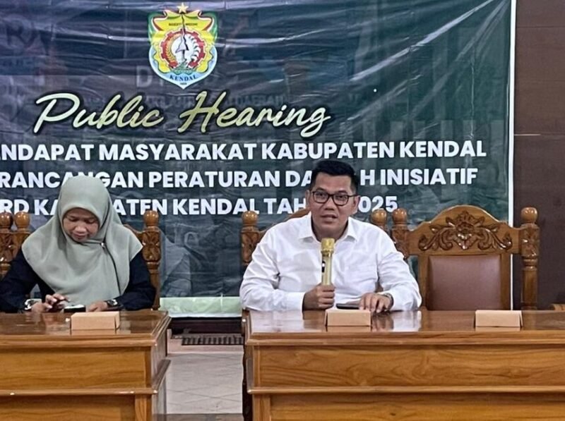 Ketua DPRD Kendal, Mahfud Sodiq menyampaikan bahwa kegiatan ini bertujuan untuk mensosialisasikan materi Raperda, menampung masukan masyarakat, serta memperkuat prinsip transparansi dalam penyusunan kebijakan daerah. Selasa (20/10) | Foto Tim Redaksi Wawasannews