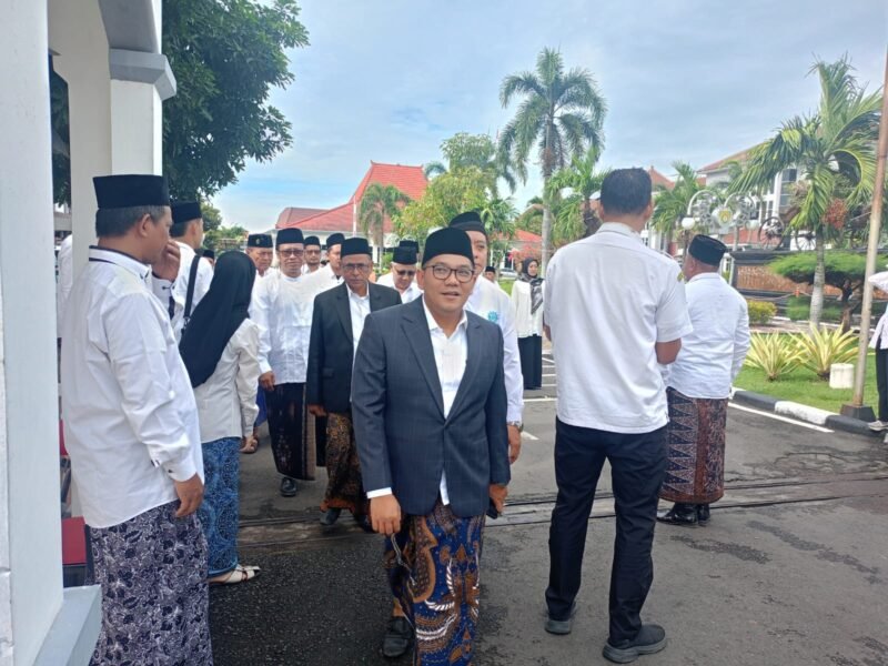 Ketua DPRD Kendal Mahfud Sodiq saat menghadiri Upacara Hari Santri Nasional yang digelar Pemerintah Kabupaten Kendal di Alun-alun Kendal, Rabu (22/10/2025) | Wawasannews