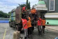 Dinas Lingkung Hidup (DLH) Kendal menurunkan 15 petugas Satgas Sungai dan 3 truk sampah untuk membersihkan tumpukan sampah di aliran Sungai Kendal dekat Masjid Agung Kendal, Kamis (23/10/2025). | Wawasannews