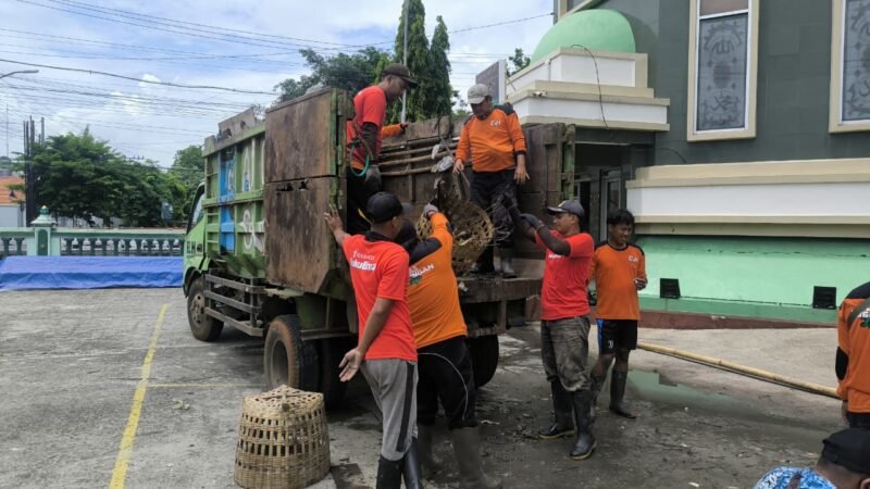Dinas Lingkung Hidup (DLH) Kendal menurunkan 15 petugas Satgas Sungai dan 3 truk sampah untuk membersihkan tumpukan sampah di aliran Sungai Kendal dekat Masjid Agung Kendal, Kamis (23/10/2025). | Wawasannews