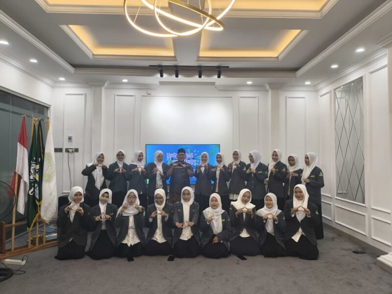 Ketua DPRD Kendal Mahfud Sodiq bersama Pengurus PC IPPNU Kendal periode 2025–2027 dalam kegiatan Upgrading dan Rencana Strategis di Rumah Dinas Ketua DPRD Kendal, Sabtu (25/10/2025). | Wawasannews