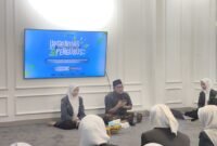 Ketua DPRD Kendal Mahfud Sodiq berdialog dengan pengurus IPPNU Kendal periode 2025–2027 dalam kegiatan Upgrading dan Rencana Strategis di Rumah Dinas Ketua DPRD Kendal, Sabtu (25/10/2025). | Wawasannews