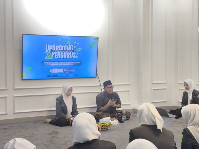 Ketua DPRD Kendal Mahfud Sodiq berdialog dengan pengurus IPPNU Kendal periode 2025–2027 dalam kegiatan Upgrading dan Rencana Strategis di Rumah Dinas Ketua DPRD Kendal, Sabtu (25/10/2025). | Wawasannews