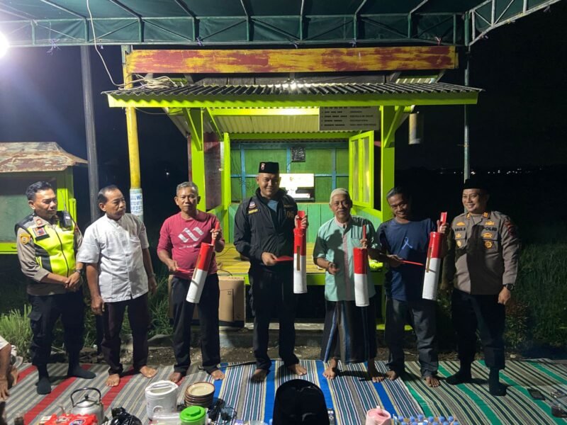 Kapolres Kendal AKBP Hendry Susanto Sianipar saat memberikan pembinaan Satkamling di Pos Kamling Kelurahan Karangsari, Sabtu (25/10/2025).