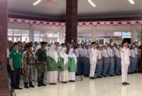 Para peserta upacara dari berbagai organisasi kepemudaan dan pelajar SMA di Kabupaten Kendal mengikuti peringatan Hari Sumpah Pemuda di Pendopo Tumenggung Bahurekso, Senin (28/10/2025). | Wawasannews