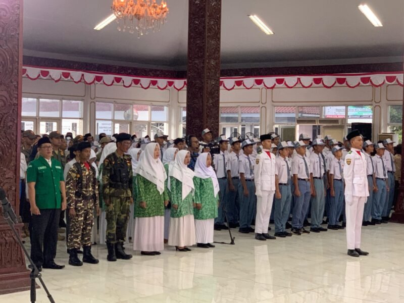 Para peserta upacara dari berbagai organisasi kepemudaan dan pelajar SMA di Kabupaten Kendal mengikuti peringatan Hari Sumpah Pemuda di Pendopo Tumenggung Bahurekso, Senin (28/10/2025). | Wawasannews