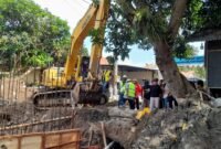 Bupati Kendal Dyah Kartika Permanasari didampingi jajaran Dinas PUPR Kendal meninjau proses pembangunan Jembatan Sungai Lingen di Desa Kartikajaya, Kecamatan Patebon, Selasa (28/10/2025) | Wawasannews