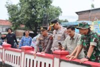 Kapolres Kendal AKBP Hendry Susanto Sianipar, S.I.K. bersama Wakil Bupati Kendal Serta Dandim 0715/Kendal Letkol Inf Bagus Setyawan meninjau kondisi Sungai Aji di Desa Plantaran, Kecamatan Kaliwungu Selatan, Selasa (28/10/2025) | Wawasannews