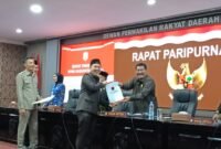 Pimpinan dan anggota DPRD Kabupaten Kendal berjabat tangan dengan perwakilan eksekutif seusai penyerahan dokumen pada Rapat Paripurna DPRD Kendal, Selasa (28/10/2025).  | Wawasannews