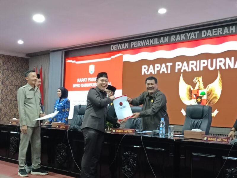 Pimpinan dan anggota DPRD Kabupaten Kendal berjabat tangan dengan perwakilan eksekutif seusai penyerahan dokumen pada Rapat Paripurna DPRD Kendal, Selasa (28/10/2025).  | Wawasannews