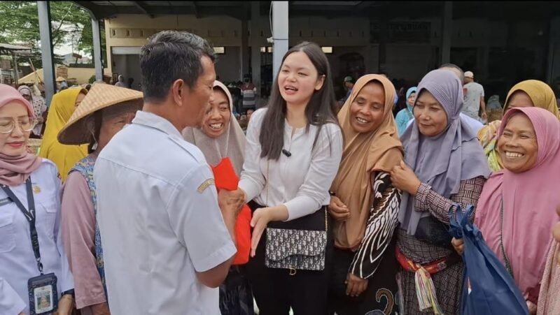 Ketua Karang Taruna Kendal Nattaya Kenenza, S.H. berbincang dengan pedagang Pasar Gladag saat menyerahkan bantuan sembako pasca banjir, Rabu (29/10/2025). | Wawasannews