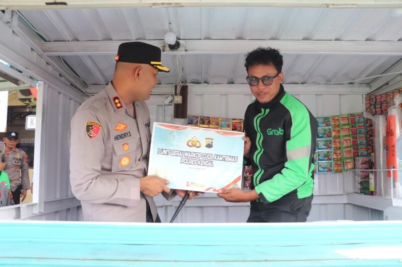Polres Kendal menyerahkan fasilitas “Warkop Ojol Kamtibmas” kepada komunitas ojol untuk dikelola bersama (30/10) | Wawasannews