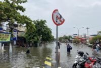 Kondisi banjir di Jalan Kaligawe Raya, Kelurahan Karangkimpul, Kecamatan Gayamsari, Kota Semarang, Selasa (28/10/2025). Foto: Arina Zulfa