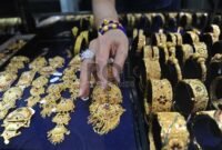 Harga emas perhiasan di pasar domestik menembus rekor baru pada Jumat (24/10/2025 | Repubika Online