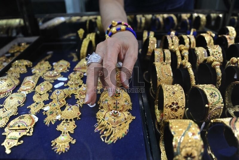 Harga emas perhiasan di pasar domestik menembus rekor baru pada Jumat (24/10/2025 | Repubika Online