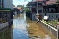 Kondisi Dusun Ngebum, Desa Mororejo, Kecamatan Kaliwungu, mendadak lumpuh setelah banjir rob menerjang permukiman, Minggu (2/11/2025) | Wawasannews