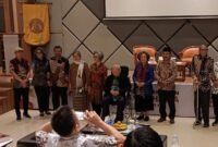 Direktur Eksekutif LP3ES Fahmi Wibawa bersama Prof. Meutia Hatta dan Prof. Emil Salim dalam pembukaan Sekolah Pemikiran Bung Hatta (SPBH) Angkatan III di Fakultas Hukum Universitas Indonesia, Depok, Sabtu (22/11/2025). Acara ini membahas relevansi gagasan politik bebas aktif Bung Hatta bagi diplomasi Indonesia modern. (Istimewa/Wawsannews)
