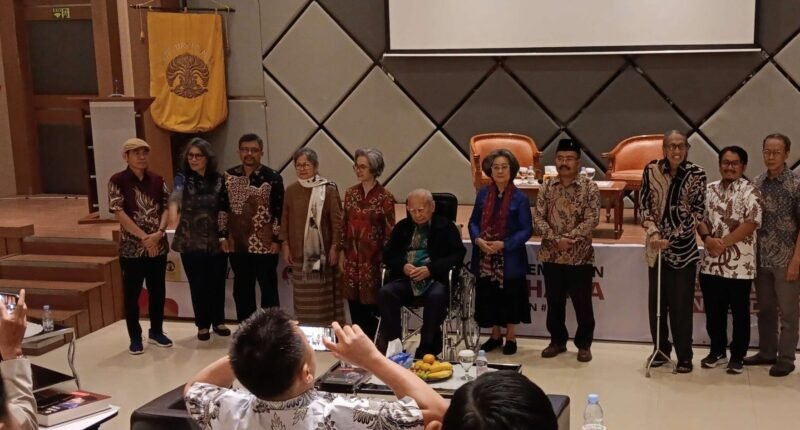 Direktur Eksekutif LP3ES Fahmi Wibawa bersama Prof. Meutia Hatta dan Prof. Emil Salim dalam pembukaan Sekolah Pemikiran Bung Hatta (SPBH) Angkatan III di Fakultas Hukum Universitas Indonesia, Depok, Sabtu (22/11/2025). Acara ini membahas relevansi gagasan politik bebas aktif Bung Hatta bagi diplomasi Indonesia modern. (Istimewa/Wawsannews)